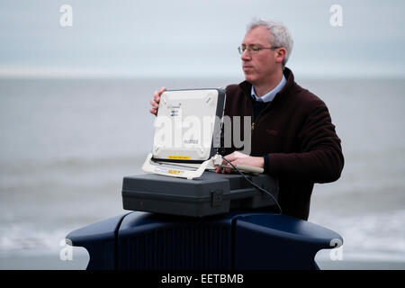 Craig Duggan, BBC Radio Wales Reporter Journalist Arbeit Aufbau einer Inmarsat Satelliten-Kommunikation-Basisstation vor einem live-Radio-Interview von Aberystwyth Promenade Wales UK Stockfoto