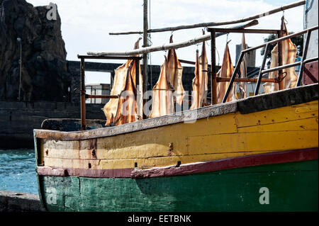 Reisen, Europa, Portugal, Madeira; Getrockneter Fisch, Stockfisch, Bacalhau Auf Einem Fischerboot Im Hafen von Camara de Lobos. Stockfoto