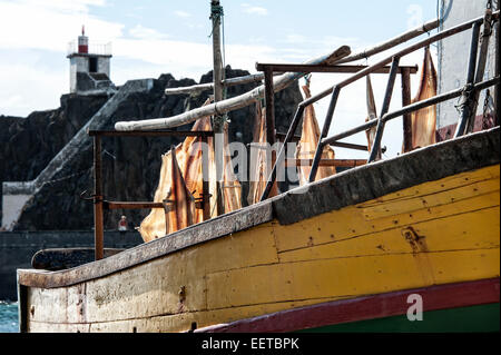 Reisen, Europa, Portugal, Madeira; Getrockneter Fisch, Stockfisch, Bacalhau Auf Einem Fischerboot Im Hafen von Camara de Lobos. Stockfoto