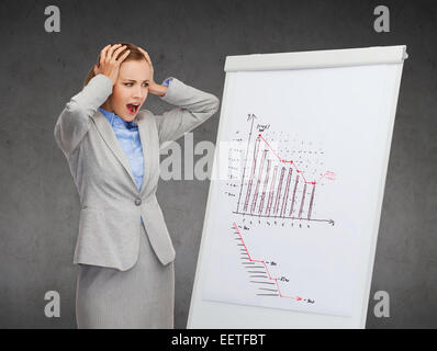 aufgeregt stehen neben Flipboard Geschäftsfrau Stockfoto