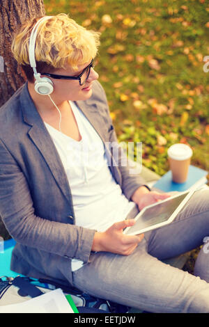 lächelnd männlichen Studenten in Brillen mit TabletPC Stockfoto