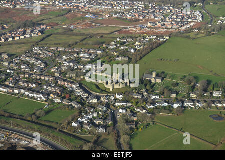 Eine kontrastierende Luftaufnahme zeigt die Ruine der Burg Coity, in der Nähe von Glamorgan Stadt von Bridgend mit modernen Gehäuse Stockfoto