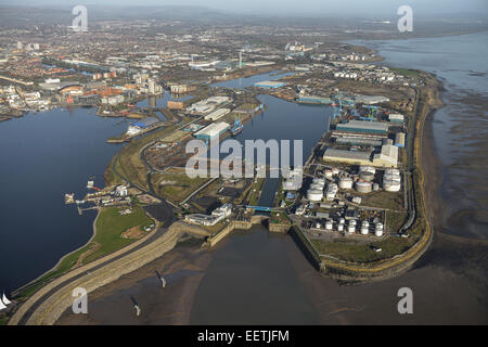 Eine Luftaufnahme des Cardiff Docks an einem schönen Tag mit der Stadt sichtbar hinter Stockfoto