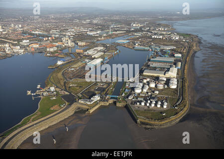 Eine Luftaufnahme des Cardiff Docks an einem schönen Tag mit der Stadt sichtbar hinter Stockfoto