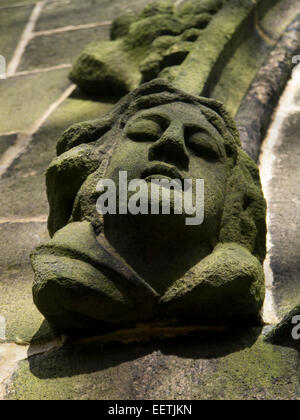 Steinbildhauen auf der Seite eine St. Thomas Apostel Kirchenfenster im historischen Dorf von Heptonstall in Yorkshire Stockfoto