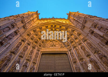 Sevilla, Spanien - 28. Oktober 2014: Die wichtigsten Westportal (Puerta De La Asunción) der Kathedrale de Santa Maria De La Sede Stockfoto