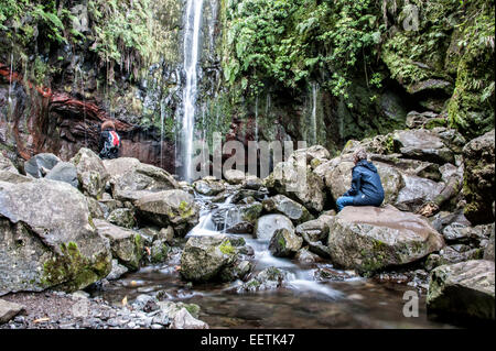 Wanderer auf 25 Fontes, Levada in der Nähe von Rabacal, Madeira Stockfoto