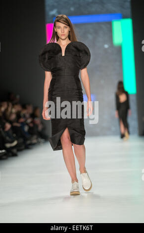 Berlin, Deutschland. 21. Januar 2015. Modelle präsentieren Mode Designes des Modelabels Papier London auf der Mercedes-Benz Fashion Week in Berlin, Deutschland, 21. Januar 2015.  Der Berlin Fashion Week präsentiert Mode Designes für die kommende Herbst/Winter-Saison 2015. Bildnachweis: Dpa picture Alliance/Alamy Live News Stockfoto