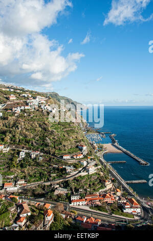 Küste von Calheta mit Hafen und Sandstrand in Funchal, Madeira Stockfoto