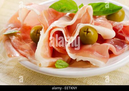 Scheiben vom Schinken mit frischen Kräutern. Selektiven Fokus Stockfoto