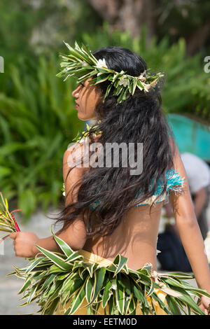 Französisch-Polynesien, Austral-Inseln Raivavae. Polynesische Willkommenszeremonie und Folklore-Show. Attraktives polynesischen Mädchen. Stockfoto