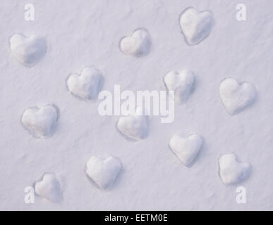 Liebe Herzformen im Schnee Stockfoto