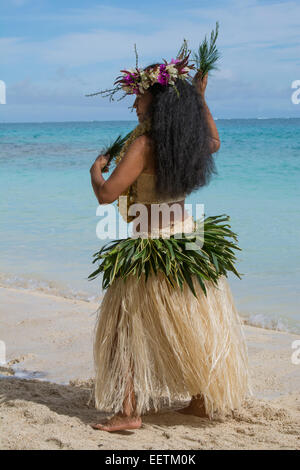 Französisch-Polynesien, Austral-Inseln Raivavae. Zeremonie der polynesischen willkommen Tanz und Folklore-Show. Tänzerin am Strand. Stockfoto