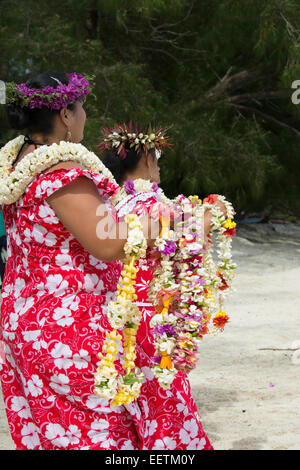 Französisch-Polynesien, Austral-Inseln Raivavae. Polynesische Begrüßung mit bunten Blumenketten. Stockfoto