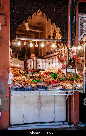 Kuchen zum Verkauf in Marrakesch Souk, nur Norden Djemaa el Fna entfernt. Marrakesch, Marokko Stockfoto