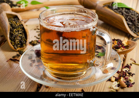 Tasse Tee und Sortiment von trockenen Tee in Löffel. Selektiven Fokus Stockfoto
