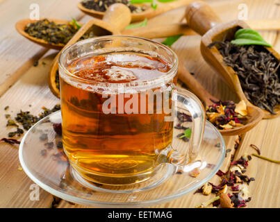 Tasse Tee und Sortiment von trockenen Tee in Löffel. Selektiven Fokus Stockfoto