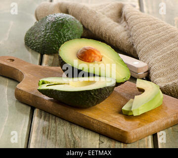 Frische Avocado auf Schneidebrett. Selektiven Fokus Stockfoto