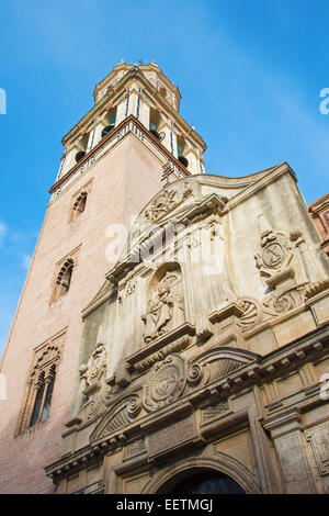 Sevilla, Spanien - 28. Oktober 2014: Die barocke Fassade und Turm der Kirche Iglesia de San Pedro. Stockfoto