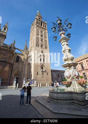 Sevilla, Spanien - 28. Oktober 2014: Kathedrale de Santa Maria De La Sede mit dem Glockenturm Giralda von Plaze del Triumfo. Stockfoto