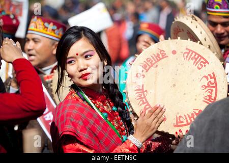 Kathmandu, Nepal. 21. Januar 2015. Eine nepalesische Tamang Mädchen spielt traditionelles Musikinstrument "Damphu" bei Sonam Lhosar Festival in Kathmandu, Nepal, 21. Januar 2015. Sonam Lhosar markiert die Lunar New Year für das Volk der Tamang, in Nepal lebenden indigenen Volksgruppe. © Pratap Thapa/Xinhua/Alamy Live-Nachrichten Stockfoto