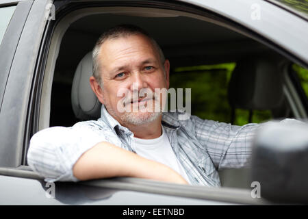 Ältere Autofahrer Blick aus dem Autofenster Stockfoto
