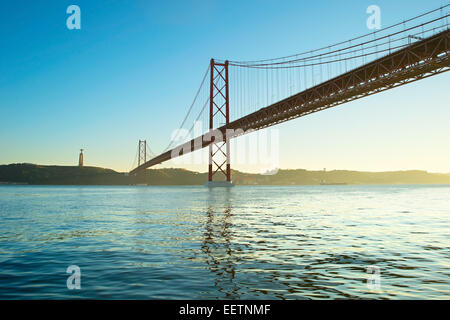 Blick auf den Sonnenuntergang von 25. April-Brücke in Lissabon, Portugal Stockfoto