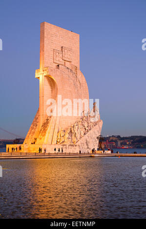 Denkmal der Entdeckungen in der Abenddämmerung in Lissabon, Portugal Stockfoto