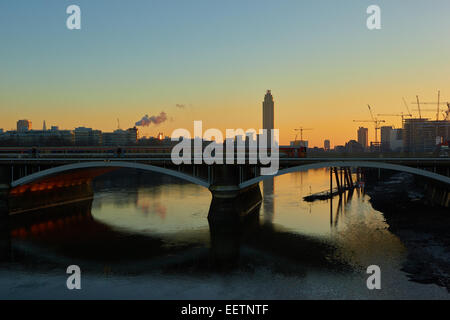 Battersea Eisenbahnbrücke und St George Wharf Tower in der Morgendämmerung, London, England Stockfoto