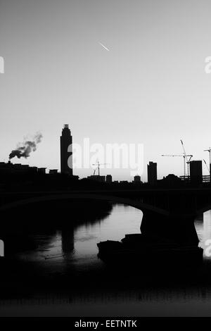 Battersea Eisenbahnbrücke und St George Wharf Tower in der Morgendämmerung, London, England Stockfoto