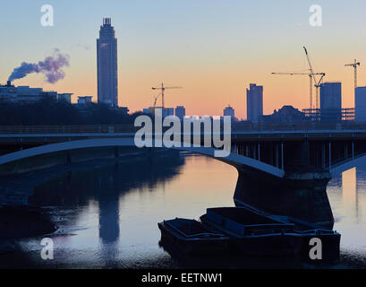 Battersea Eisenbahnbrücke und St George Wharf Tower in der Morgendämmerung, London, England Stockfoto