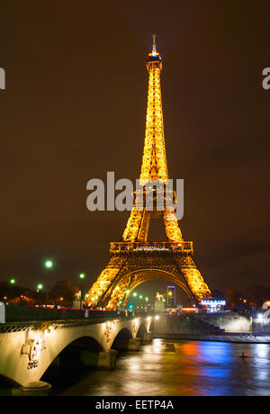 Eiffelturm in der Nacht in Paris. Der Eiffelturm steht 324 m (1.063 ft) hoch. Stockfoto