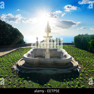 Schöne alte Brunnen im Park bei Sonnenschein Stockfoto