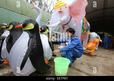 ARNHEIM - über zehn Spezialisten aus China arbeiten Mittwoch, 21. Januar 2015 hinter die Kulissen der Burgers' Zoo in Arnheim auf eine beeindruckende Lichtshow, die am 7. Februar beginnt. Burgers' Zoo organisiert bis zum 1. März, 18:00 bis 21:00 Uhr die so genannte China Light-Veranstaltung mit mehr als 100 leichte Zeichen im ganzen Park, bestehend aus mehreren tausend Ornamente. Meisterwerk ist eine beleuchtete Drachen von 40 Meter lang und 6 Meter hoch. Bis 7. Februar sind die chinesischen Ingenieure sehr beschäftigt, da Teil der Figuren wiederhergestellt werden sollte. Mit Ausnahme von Märchenfiguren weist China Light auch beleuchtete Stockfoto