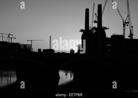 Battersea Power Station und Stadtlandschaft Silhouette im Morgengrauen West London England Europa Stockfoto