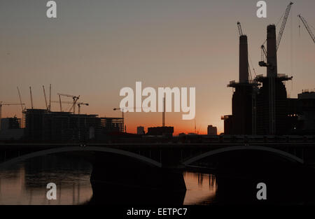 Battersea Power Station und Stadtlandschaft Silhouette im Morgengrauen London England Europa Stockfoto