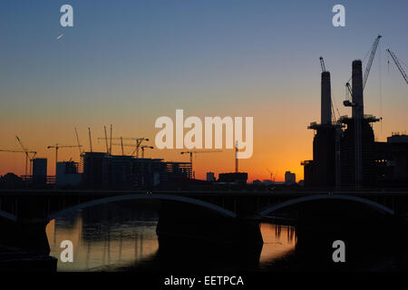 Battersea Power Station Schornsteine und Kräne Silhouette bei Sonnenaufgang London England Europa Stockfoto