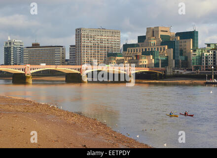 Der Vauxhall Bridge mit den Secret Intelligence Service oder MI6-Gebäude an der South Bank und Ruderer auf der Themse London England Stockfoto