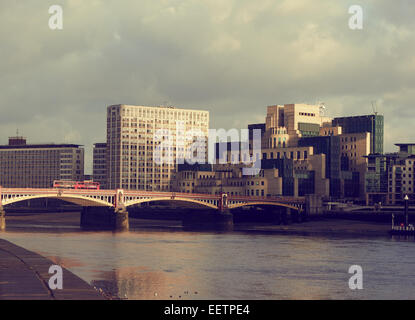 Der Vauxhall Bridge mit Secret Intelligence Service oder MI6-Gebäude an der South Bank London England Europa Stockfoto