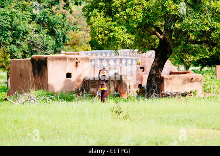 Bemalten Häusern in Burkina Faso sowie Land. Stockfoto