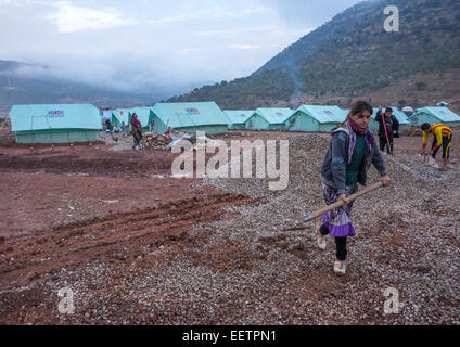 Yezedi-Flüchtlinge, Vertriebene aus Sindschar machen eine neue Straße In einem Camp, Lalesh Tempel, Kurdistan, Irak Stockfoto