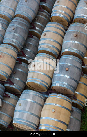 Holz-Wein-Fässer in der Finger Lakes Region des Staates New York Stockfoto