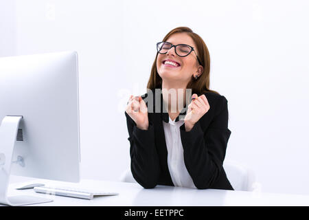 Erfolgreiche Business-Frau sitzen an ihrem Arbeitsplatz im Büro Stockfoto