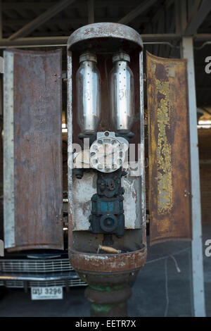 Französische Vintage Benzin Pumpe auf dem Display an Talad Rot Fai oder Zug Nachtmarkt InBangkok Thailand Stockfoto