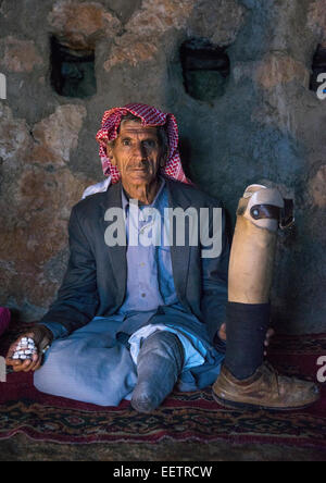 Amputierten Yezedi Flüchtling Mann aus Sindschar verdrängt lebt In Lalesh Tempel, Kurdistan, Irak Stockfoto