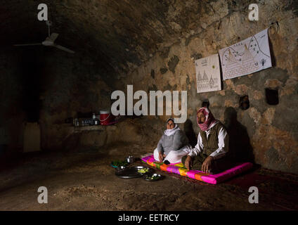 Yezedi Flüchtlinge aus Sindschar lebendigen inneren Lalesh Tempel, Kurdistan, Irak Stockfoto