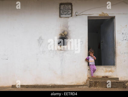 Yezedi Flüchtlingskind aus Sindschar Leben In Lalesh Tempel, Kurdistan, Irak Stockfoto