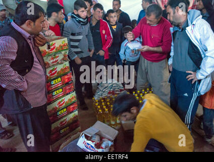 Yezedi Flüchtlinge aus Sindschar teilen Essen, Duhok, Kurdistan, Irak Stockfoto