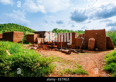 Traditionelle bemalten Häusern in Burkina Faso sowie Land. Stockfoto