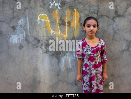 Junger syrischer Flüchtling Mädchen vor Allah Graffiti, Koya, Kurdistan, Irak Stockfoto